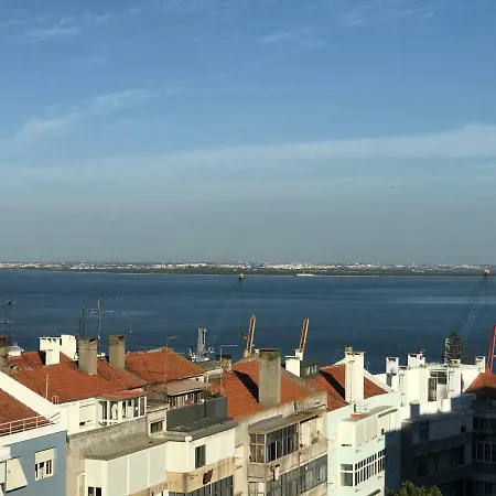 City Center With Amazing River Views Лиссабон